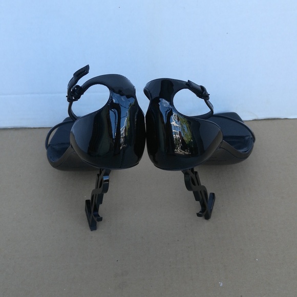 Authentic Saint Laurent Optum patent leather heels
Comes with dust bag only - Picture 9 of 9
